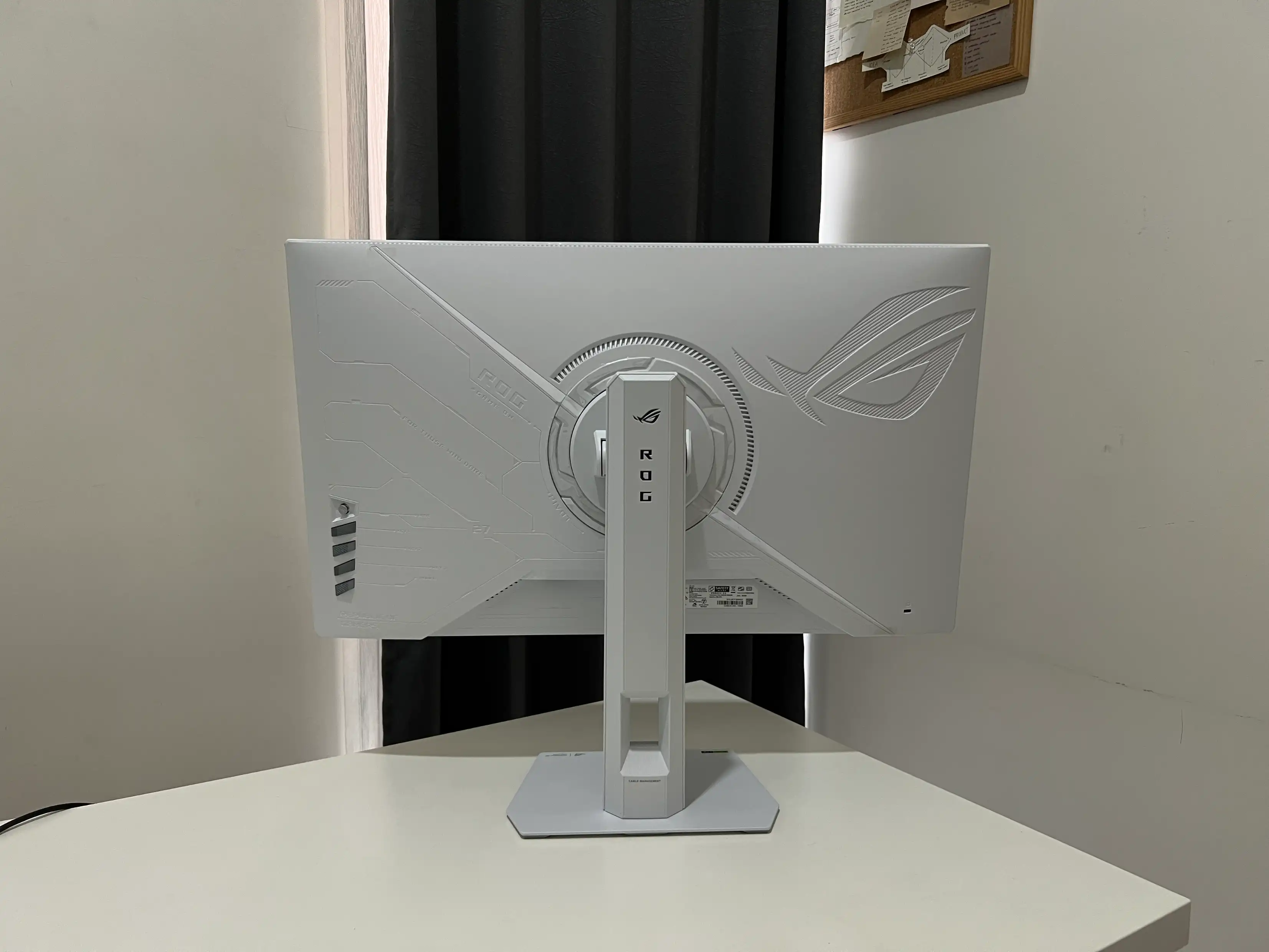 Asus ROG Strix XG27ACMES White 1