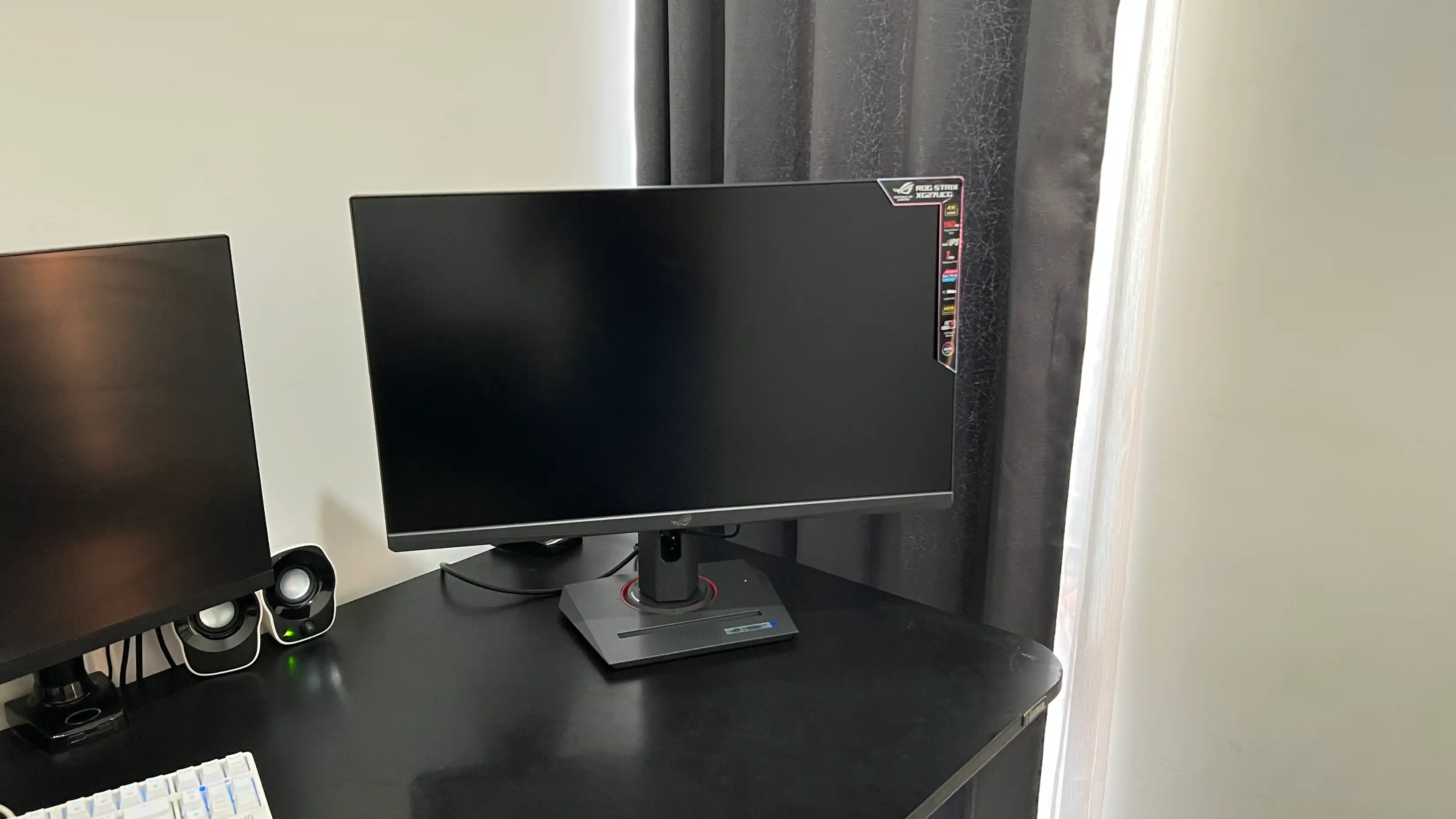 Asus ROG Strix XG27UCG 3