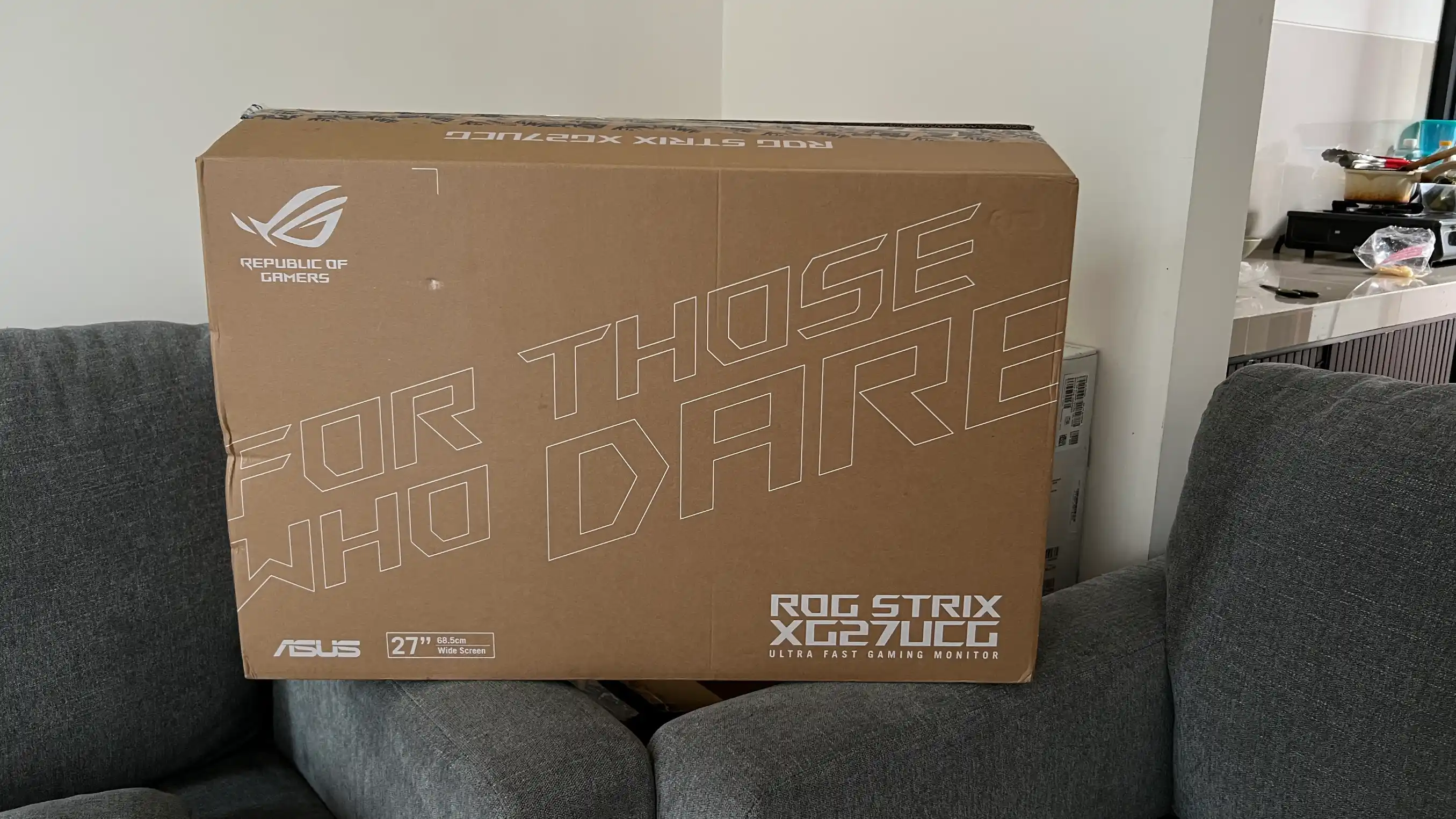 Asus ROG Strix XG27UCG 4