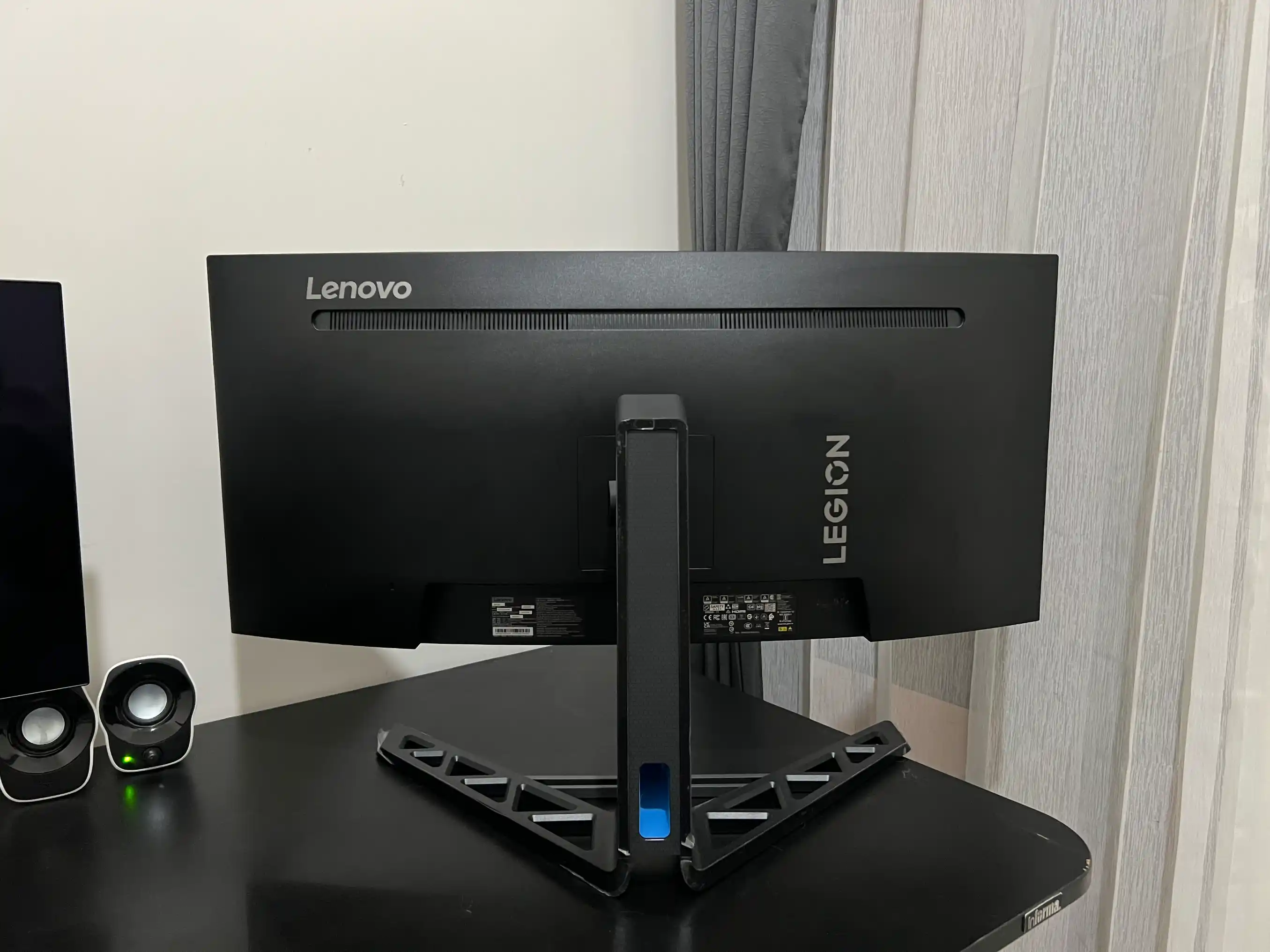 Lenovo Legion R34W-30 3